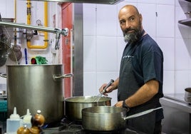 Benito Goméz, en la cocina de Bardal.