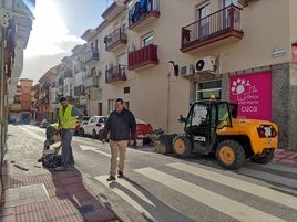 El concejal supervisa el avance de los trabajos.