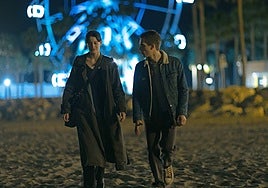 Milena Smit y Hugo Welzel, en un fotograma rodado en Málaga de 'La chica de nieve'.