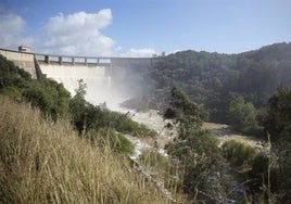 El pantano sevillano de El Gergal desembalsando agua.