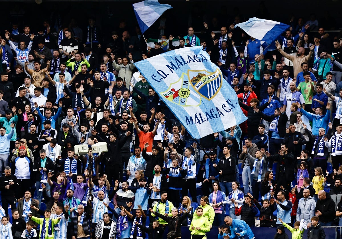 Aficionados del Málaga en La Rosaleda durante el partido frente al Zaragoza.