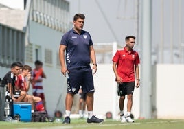 Alejandro Rodríguez dirigiendo el partido del juvenil del Málaga frente al Granada.