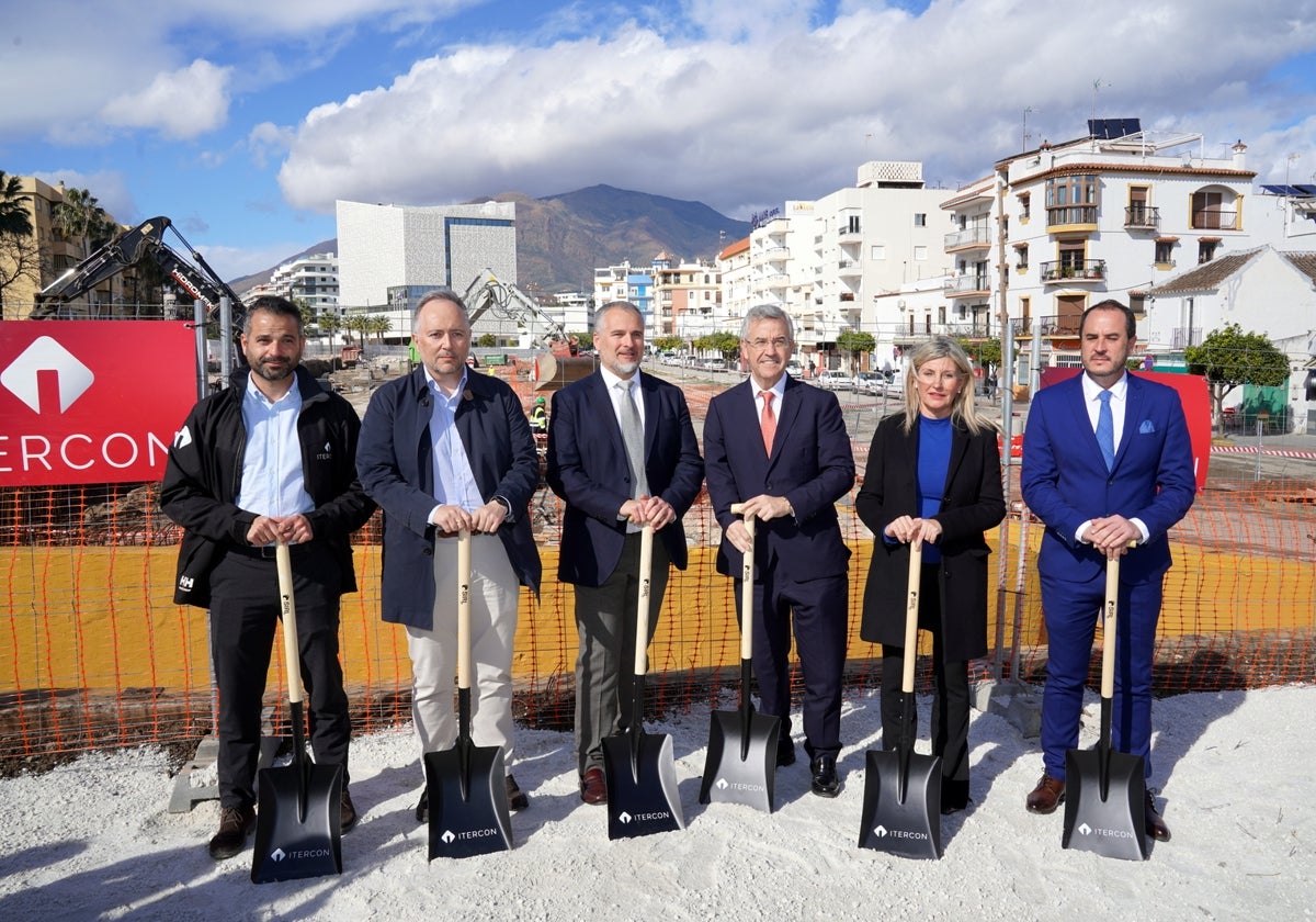 El alcalde, José María García Urbano, en la primera piedra del bulevar.