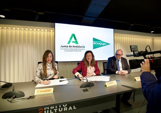 La consejera de Educación, en el acto de firma del convenio junto a responsables de El Corté Inglés.