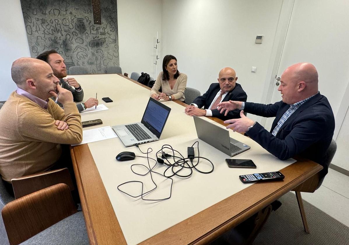 Fernández y Vázquez con representantes de Adif.