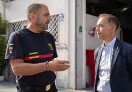 El alcalde charla con el jefe de Bomberos.