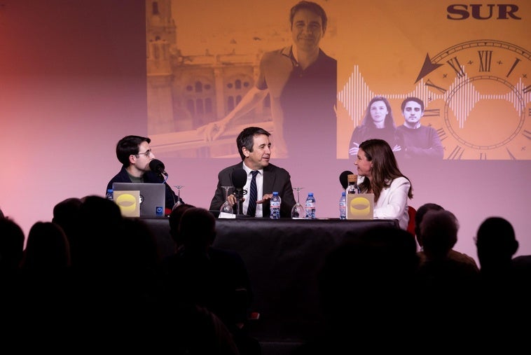 Curro Fernández Sibaja, Juan Manuel Sánchez La Chica y Ana Pérez-Bryan, durante la grabación en directo de 'Memoria SUR', ayer en el Centro Cultural La Malagueta.