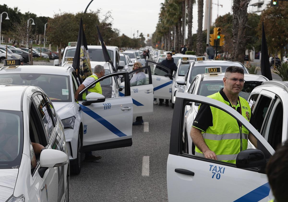 Imagen principal - Centenares de taxis toman el Parque de Málaga en protesta por pagar seguros inasumibles