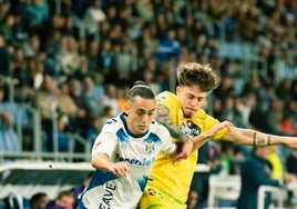 Luismi Cruz, del Tenerife, y Mario Soriano, del Deportivo, pugnan por un balón.