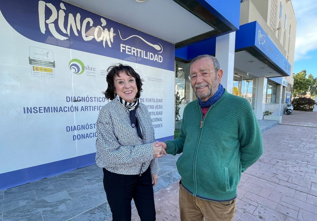 Concha Soler y Manuel Rincón, en el exterior de las instalaciones de Rincón Salud 101.