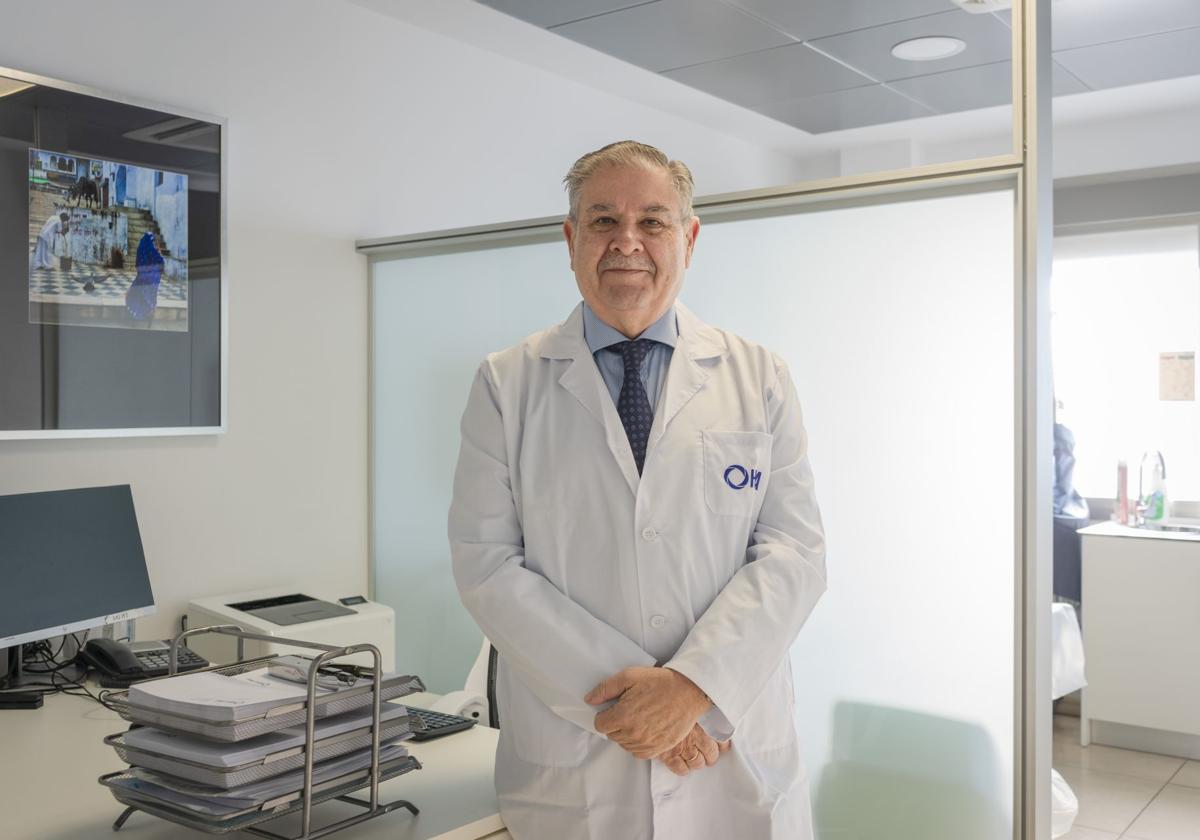 El Dr. Luís González, ginecólogo oncológico, en la Unidad de Ginecología de HLA Hospital Universitario El Ángel.