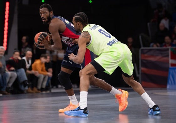 Forrest, defendido por Punter en el partido jugado en el Buesa Arena.