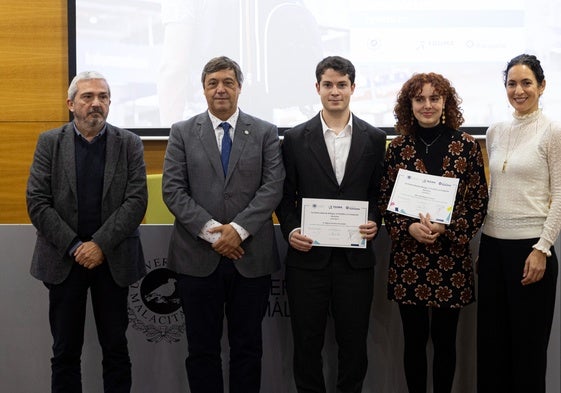 Los alumnos becados junto a Teodomiro López y Diego Vera.