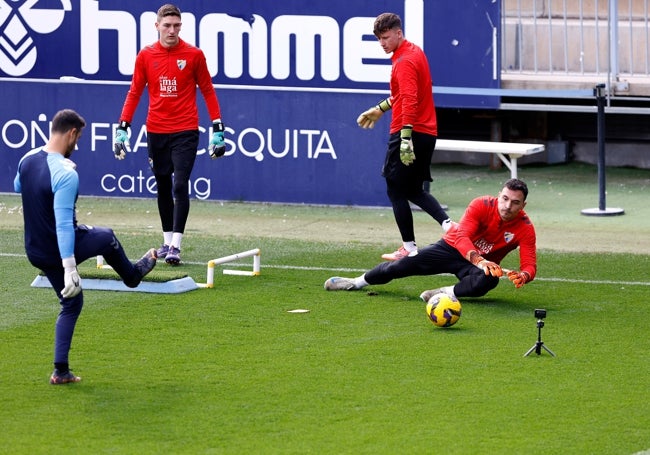 Carlos López, Andrés Céspedes y Alfonso Herrero y el preparador, Caco de la Torre, en un entrenamiento reciente del Málaga.