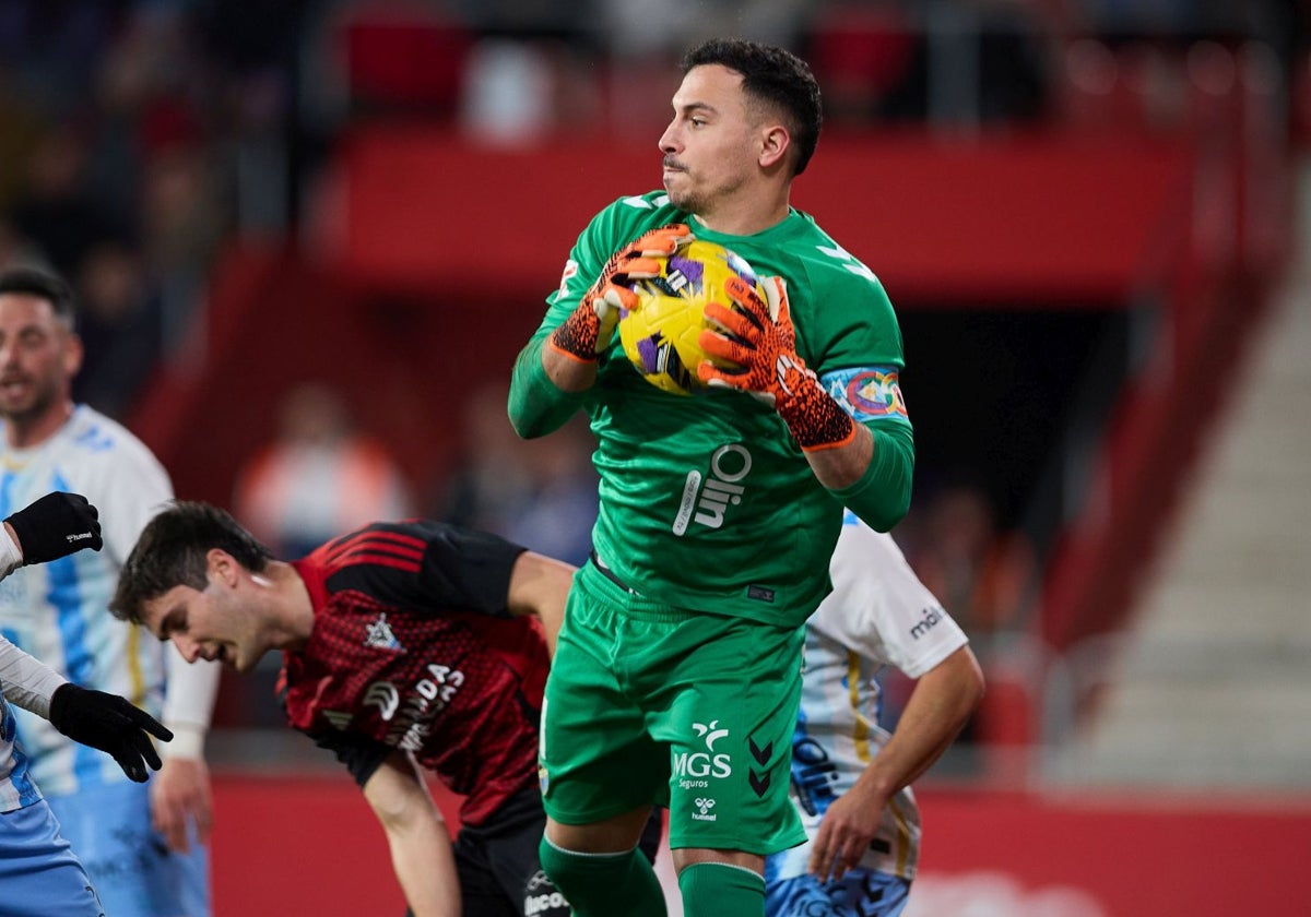 Alfonso Herrero bloca el balón en el partido de hace unos días en Anduva ante el Mirandés.