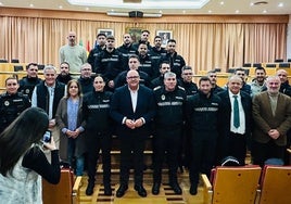 Foto de familia de los nuevos agentes de la Policía Local de Vélez-Málaga.