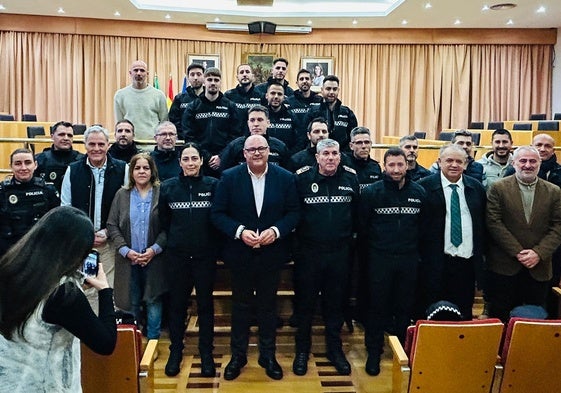 Foto de familia de los nuevos agentes de la Policía Local de Vélez-Málaga.