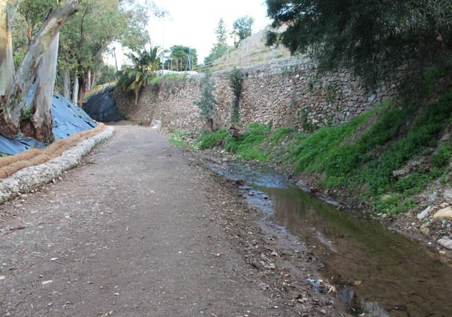 El recorrido se hace en su mayor parte por la ribera