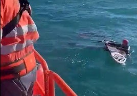 Rescatan a un windsurfista de 74 años a la deriva frente a la playa del Peñón del Cuervo