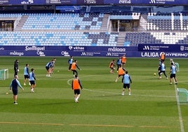 Los jugadores del Málaga preparan el partido ante el Racing en La Rosaleda.