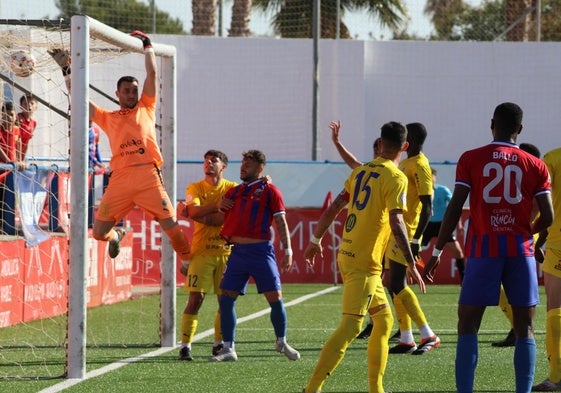 El portero del Torre del Mar, Joel, en el duelo ante el Marbellí.