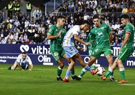 Larrubia, rodeado de jugadores del Racing en el duelo entre el Málaga y el cuadro cántabro en la primera vuelta.