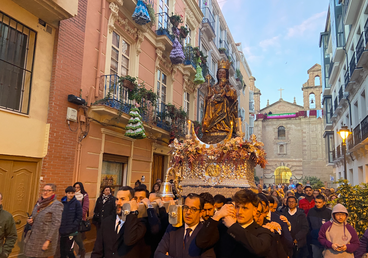 La Virgen de la Victoria, tras abandonar la parroquia del Carmen en dirección a San Juan.