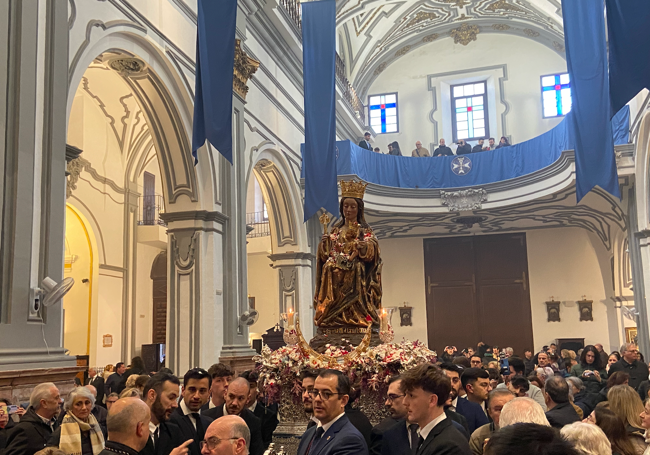 Muchos fieles han asistido a la entrada de la Virgen a la céntrica iglesia.