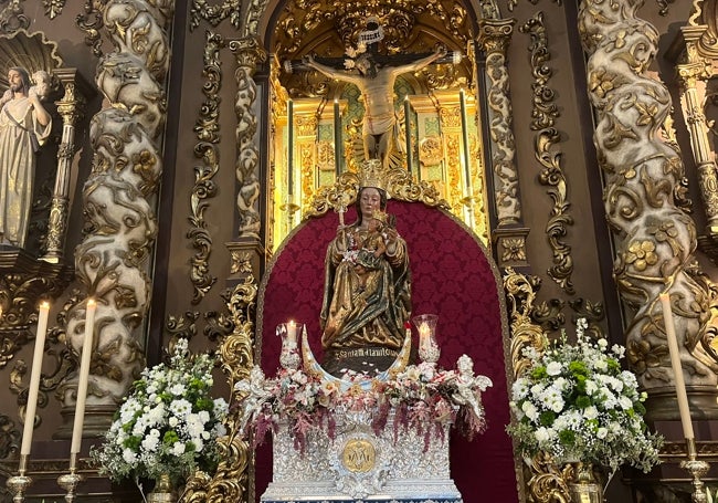 La imagen preside el altar mayor de la parroquia de San Juan.