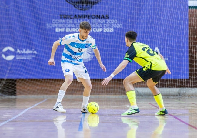 El argentino intenta zafarse de un jugador del Real Betis.