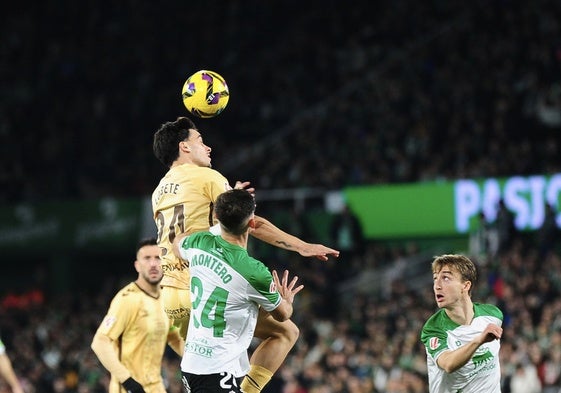 Lobete gana el balón por alto ante Montero.