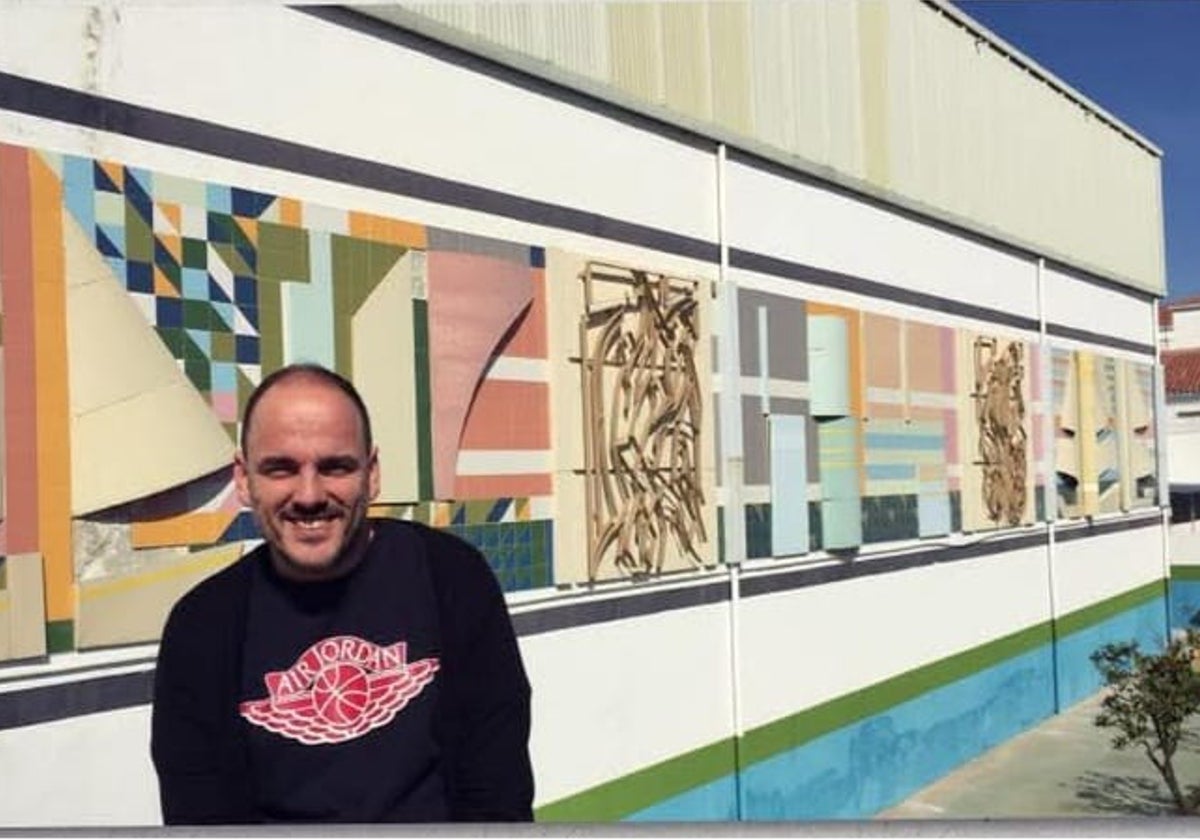 Pablo Ruano delante del mural que su padre diseñó para la ciudad deportiva de Las Lagunas.