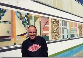 Pablo Ruano delante del mural que su padre diseñó para la ciudad deportiva de Las Lagunas.