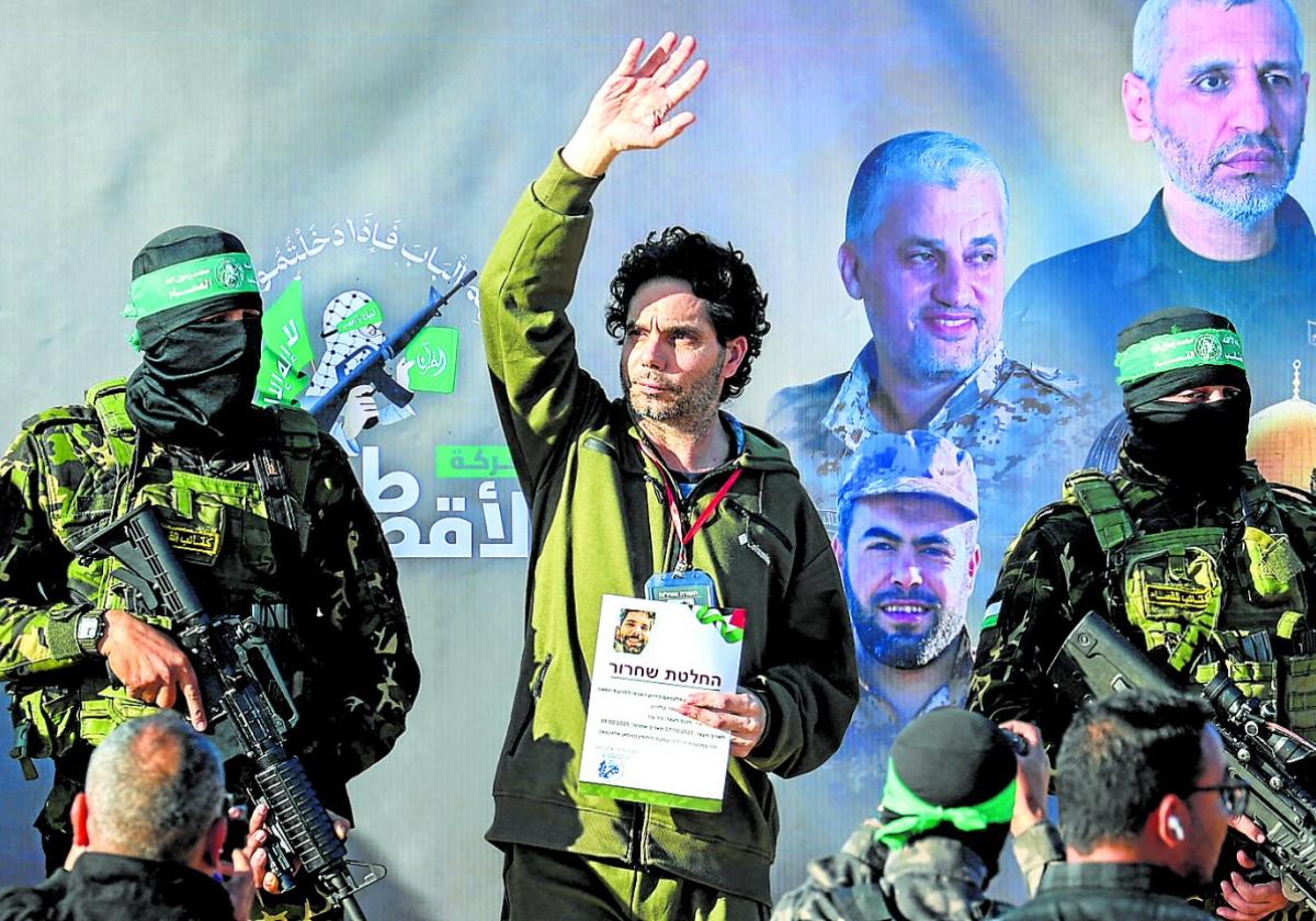 Ofer Calderón hace un gesto de saludo tras ser liberado ayer por Hamás en el cuarto canje desde el inicio del alto el fuego.