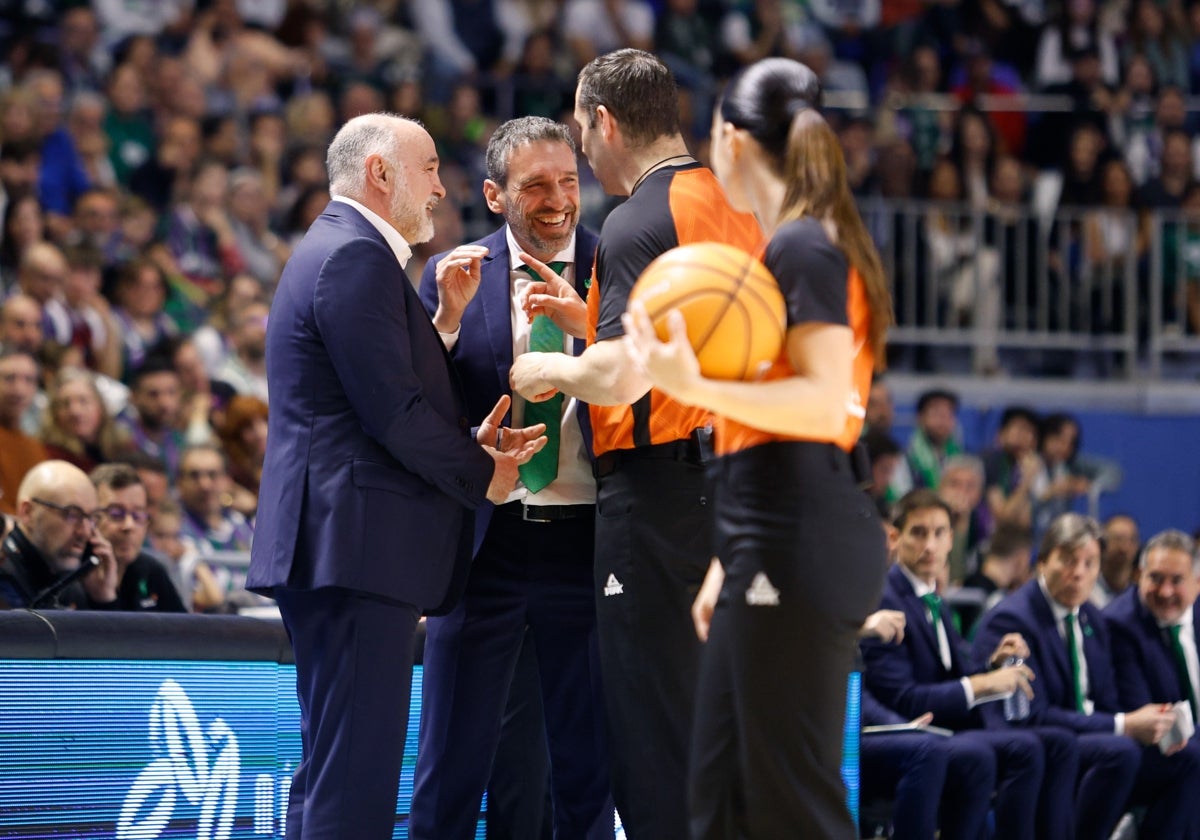 Laso e Ibon navarro charlan con los árbitros durante el parón.