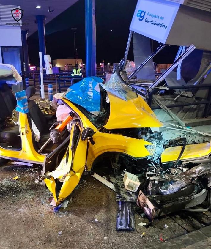 Imagen secundaria 2 - Un fallecido y dos heridos al colisionar su coche contra un peaje en Casabermeja