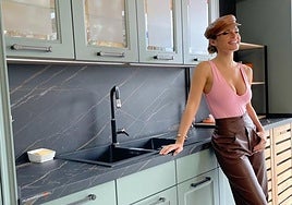 La cantante, en la cocina de su casa