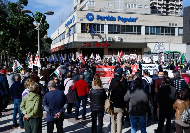 La convocatoria tuvo lugar frente a la sede provincial del PP en la avenida Andalucía