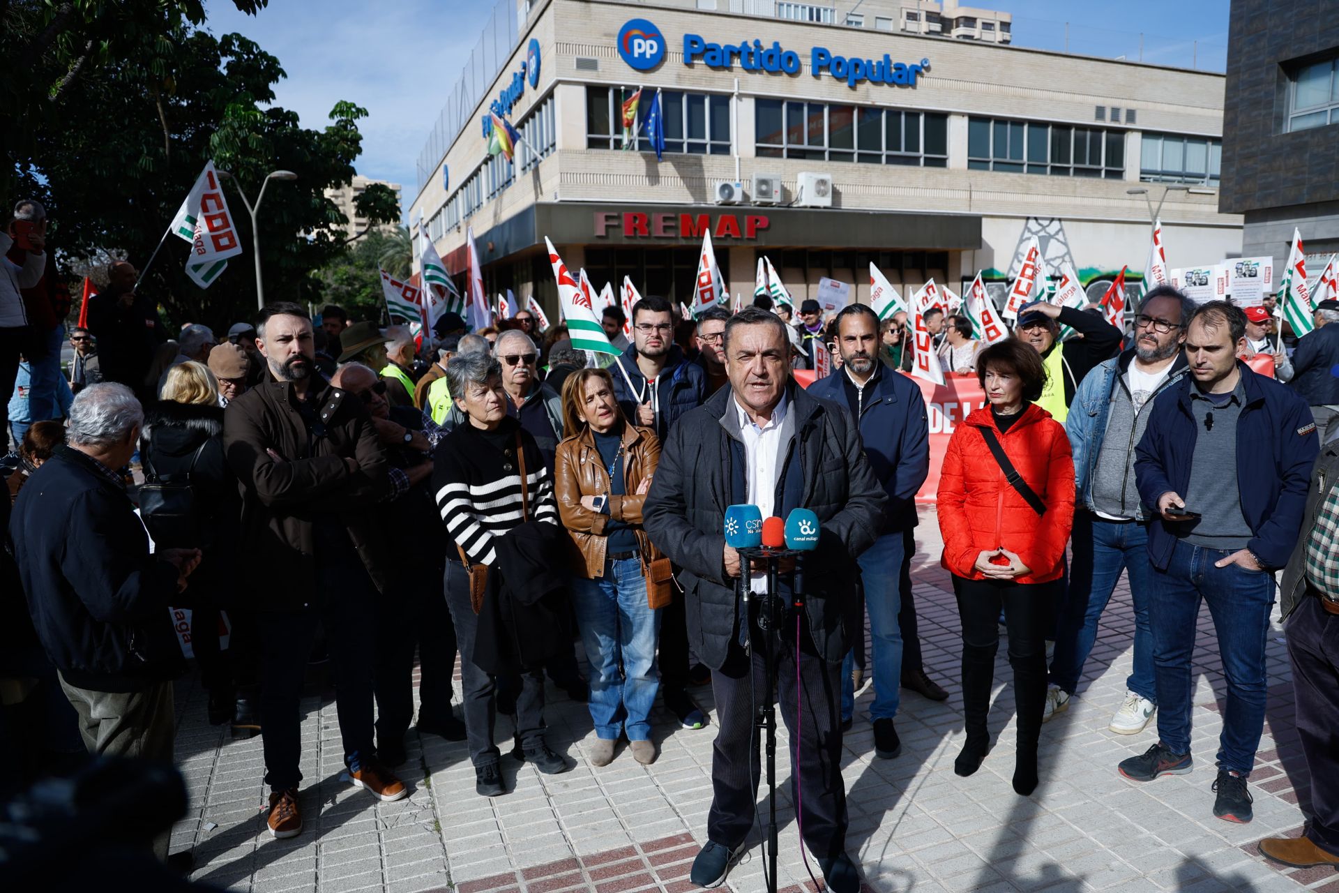 Unas 300 personas claman frente a la sede del PP en Málaga