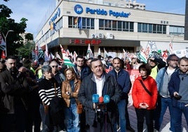 Unas 300 personas claman frente a la sede del PP en Málaga