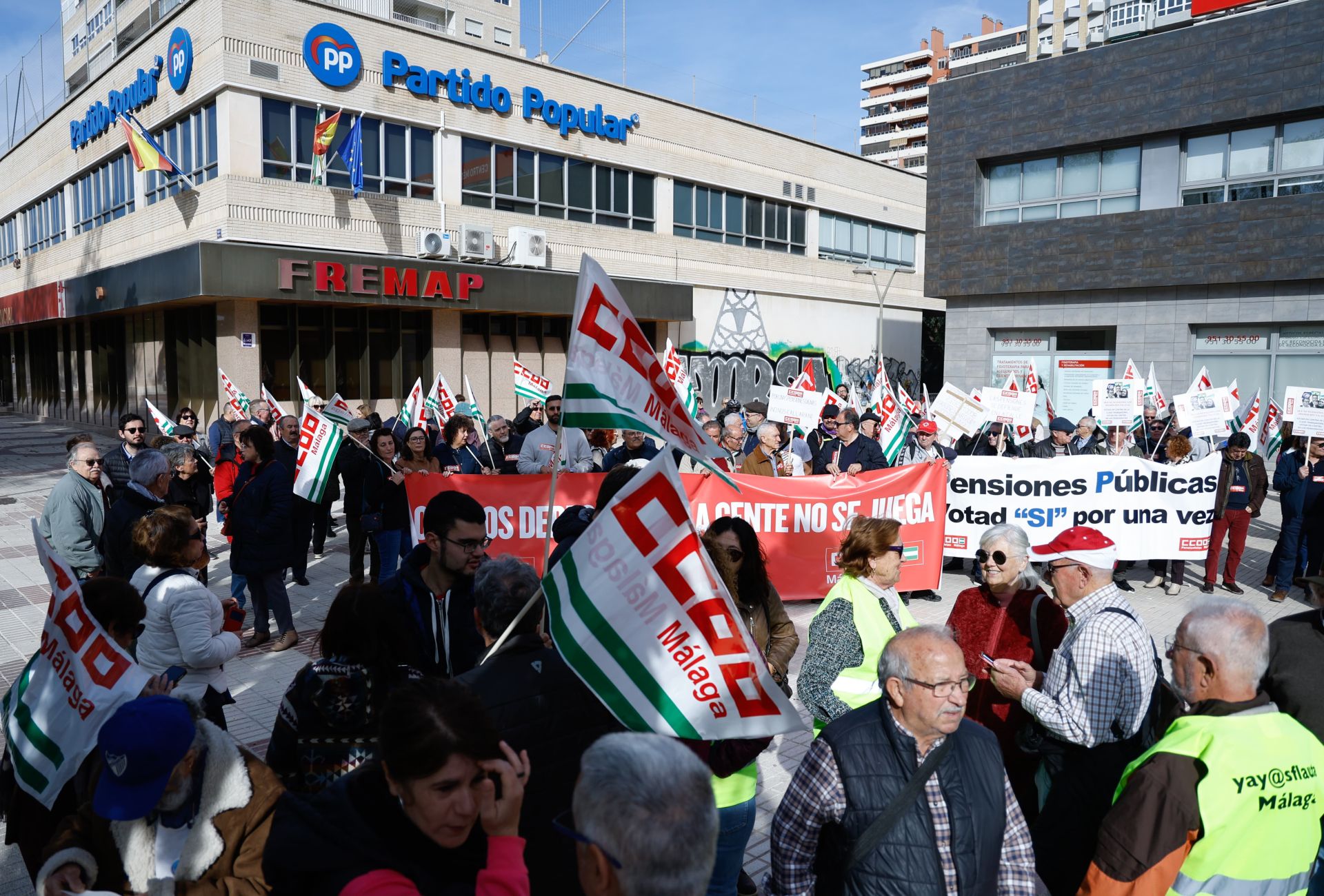 Unas 300 personas claman frente a la sede del PP en Málaga