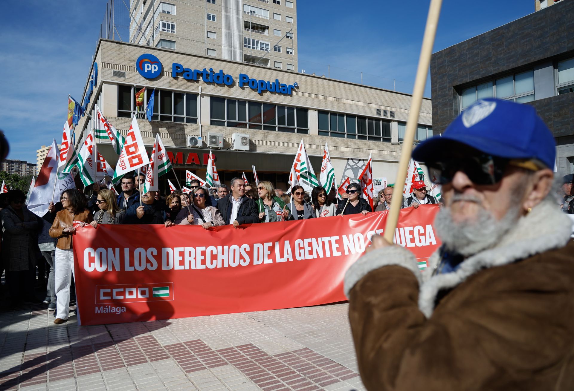 Unas 300 personas claman frente a la sede del PP en Málaga