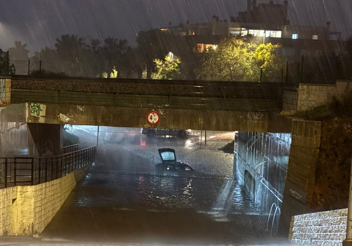 Coche atrapado en el paso inferior del tren en Arroyo de la Miel, la pasada madrugada.