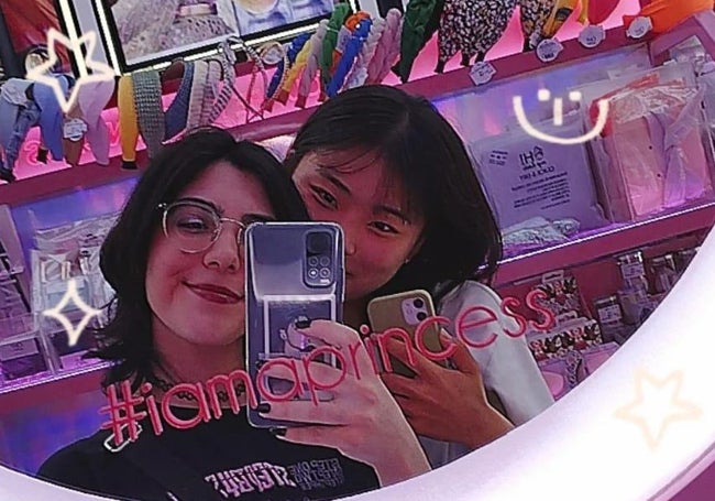 Laura Ruiz y su Buddy, Baek Hyemin, en una tienda.