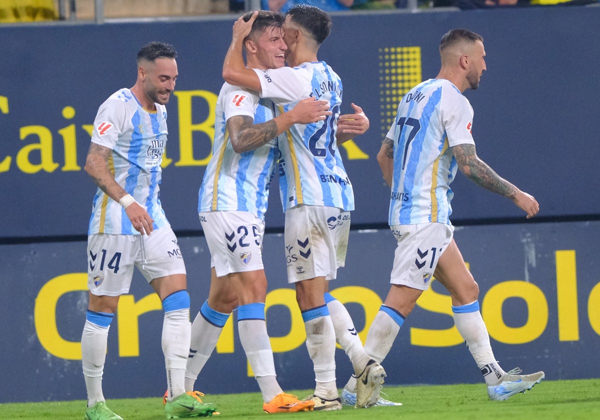 Castel celebra con sus compañeros su único gol con el Málaga, frente al Cádiz en el Nuevo Mirandilla.