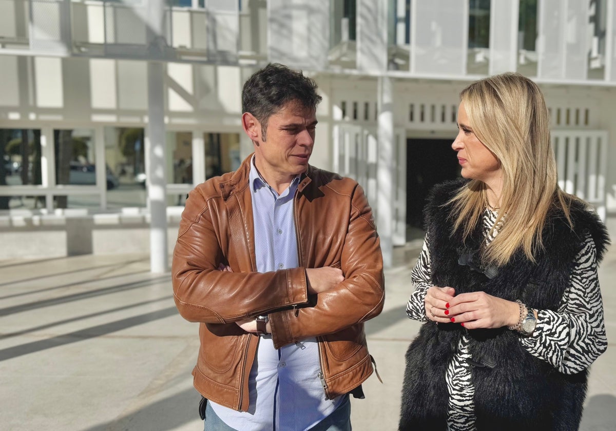 David Márquez y Patricia Alba, a las puertas del Ayuntamiento alhaurino.