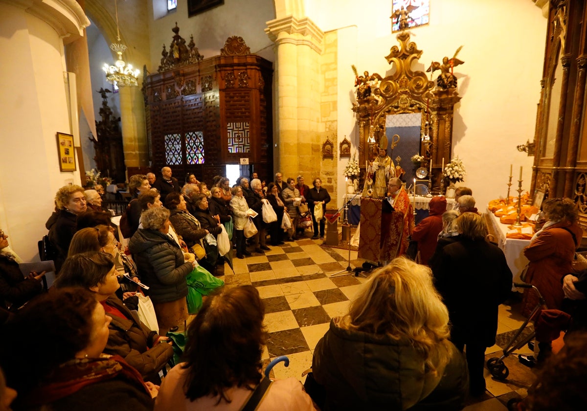 Fieles ante la imagen de San Blas en San Sebastián.