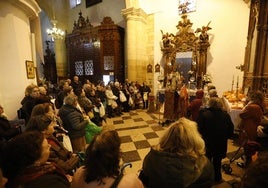 Fieles ante la imagen de San Blas en San Sebastián.