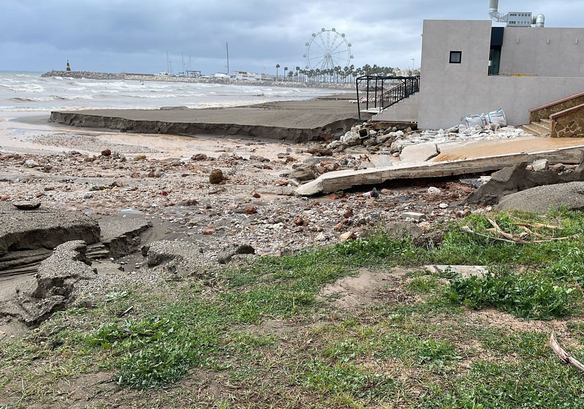 Imagen principal - Problemas en la playa y las calles del entorno en La Carihuela.