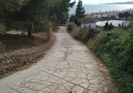 Imagen de una de las 'calles' de la urbanización Cerro y Mar y Las Chorreras, en Mezquitilla de Vélez-Málaga.